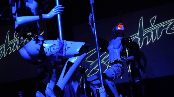 Robot vũ nữ múa cột (ảnh Getty Images)