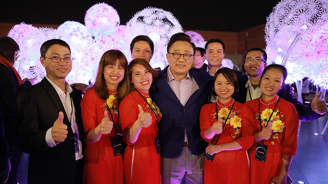 8 nhân viên Samsung Việt Nam chụp ảnh chung với chủ tịch D.J.Koh (ảnh Samsung cung cấp)
