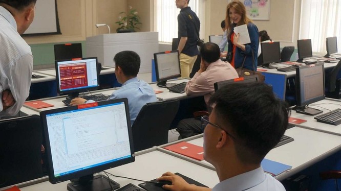 Học sinh Triều Tiên học máy tính tại Đại học Kim Il Sung (ảnh: Flirk)