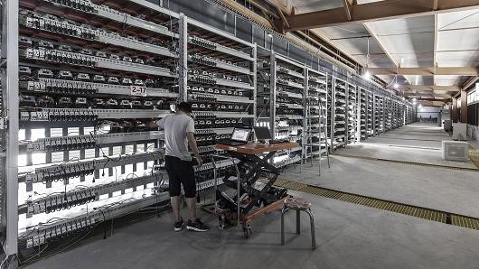 Hệ thống máy đào bitcoin tại một mỏ đào ở Trung Quốc (ảnh CNBC)