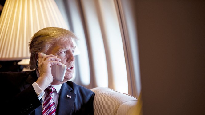 Tổng thống Trump đang sử dụng một chiếc iPhone (ảnh: White House)