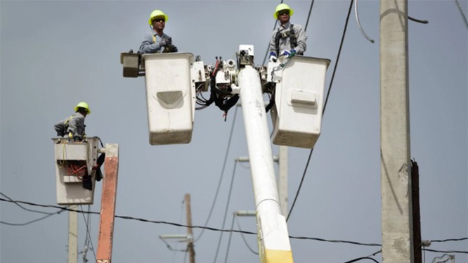 Công nhân thi công đường điện sẽ được gọi là "Line Crew" thay vì "Linemen" (ảnh: AP)