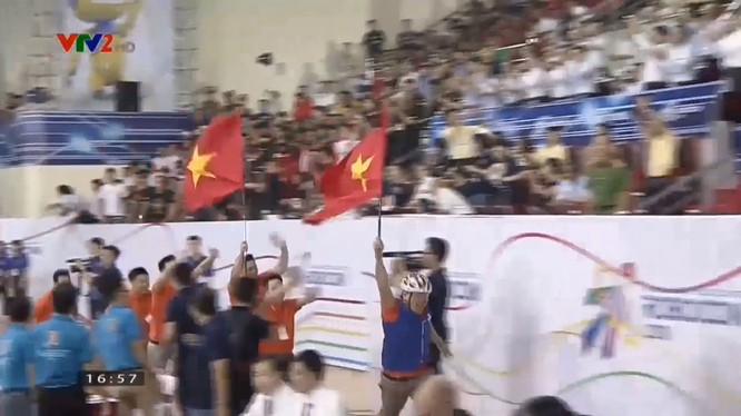 Giây phút mừng chiến thắng của đội Việt Nam (ảnh cắt từ clip)