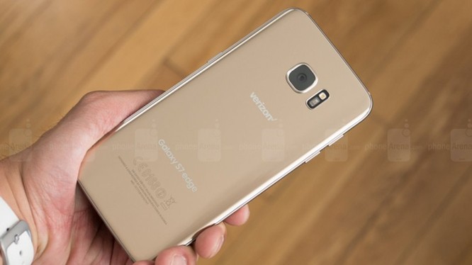 Galaxy S7 Egde được Samsung ra mắt vào năm 2016 (ảnh: Phone Arena)