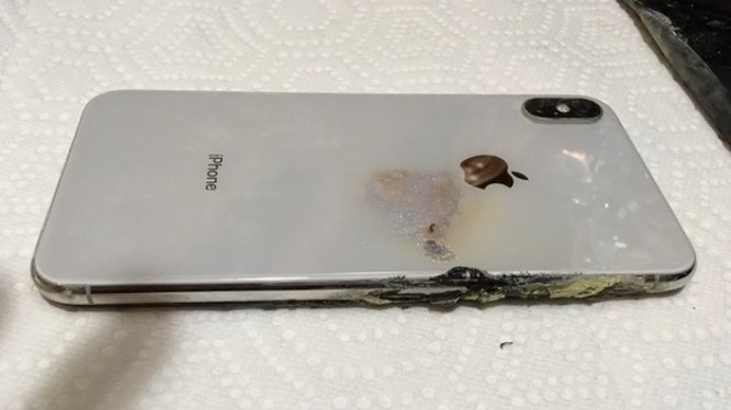 chiếc iPhone XS Max phát nổ và biến dạng (ảnh: Phone Arena)