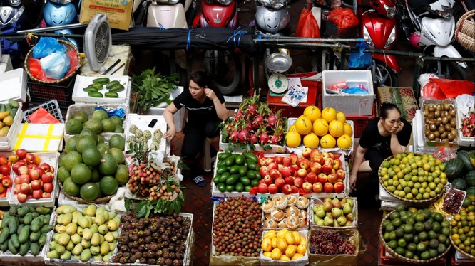 Các tiểu thương ở chợ truyền thống (ảnh: Reuters)