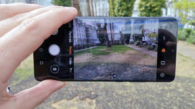 P30 Pro là mẫu điện thoại được Huawei cho ra mắt trong thời gian gần đây (ảnh: Digital Camera World) 