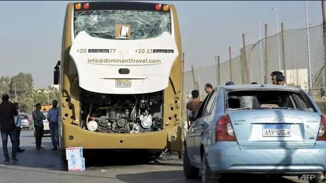 Chiếc xe buýt chở du khách và 1 chiếc xe tư nhân chịu ảnh hưởng từ vụ nổ (Nguồn: AFP)