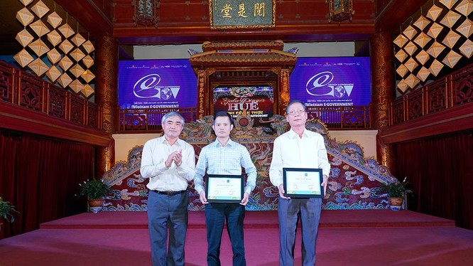 ông Nguyễn Minh Hồng - Chủ tịch VDCA (bên trái) trao chứng nhận cho đại diện Bảo hiểm Việt Nam và Thông tấn xã Việt Nam