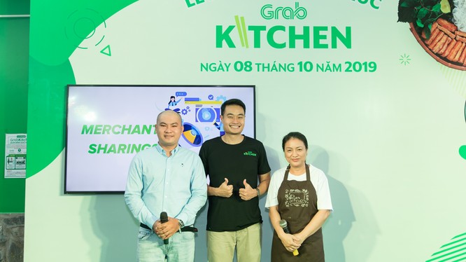 ông Jerry Lim, Giám đốc Grab Việt Nam (đứng giữa) tại lễ ra mắt Grab Kitchen