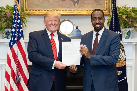 Tổng thống Mỹ Donald Trump tiếp Tổng Giám đốc Liên minh Bưu chính thế giới Bishar A. Hussein (ảnh UPU)