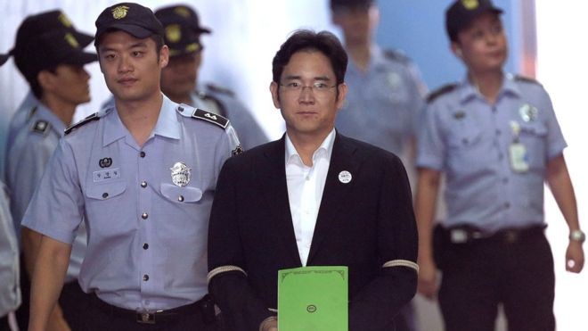 ông Lee Jae-yong phải ra hầu tòa năm 2017 (ảnh BBC)