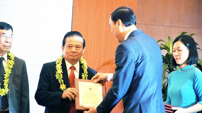ông Lê Doãn Hợp, nguyên Bộ trưởng Bộ Thông tin & Truyền thông, Chủ tịch Danh dự Hội Truyền thông Số Việt Nam nhận bằng khen (ảnh: Nguyễn Khang)