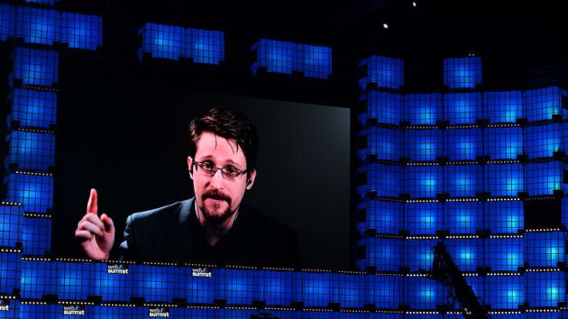 Edward Snowden phát biểu qua một video được phát trên màn hình tại Hội thảo thượng đỉnh về Web, tổ chức tại Lisbon, Bồ Đào Nha