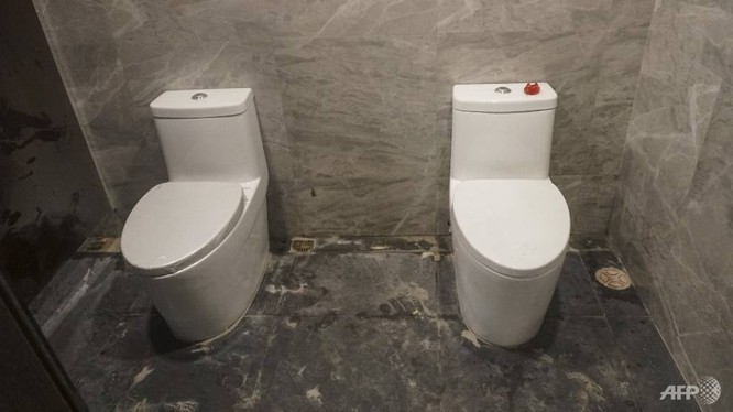 2 toilet không có vách ngăn trong phòng vệ sinh nữ (ảnh AFP)