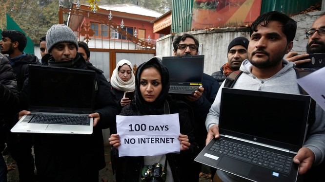 Các nhà báo ở Kashmir biểu tình phản đối đóng cửa Internet (ảnh Farooq Khan/EPA)