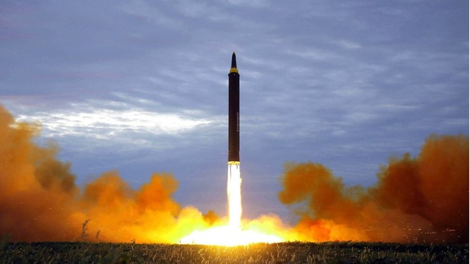 Triều Tiên thử tên lửa tầm trung Hwasong-12. Các nhà phân tích cho rằng Bình Nhưỡng đang tìm kiếm nguồn thu nhập mới để ngăn chặn các lệnh trừng phạt đối với chương trình hạt nhân của nước này. Ảnh: AP