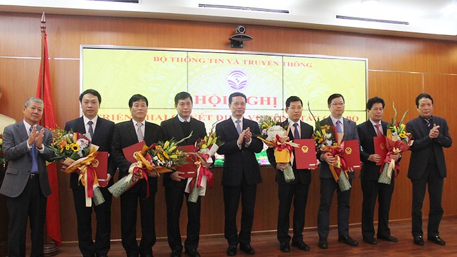 Bộ trưởng Nguyễn Mạnh Hùng trao quyết định cho các đồng chí được luân chuyển sang vị trí mới (ảnh: Bộ TT&TT)