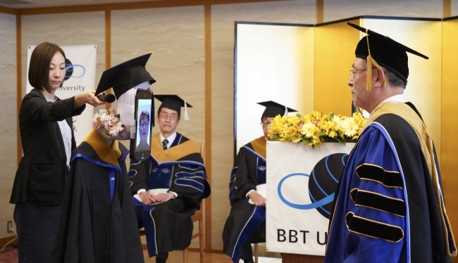 Trường Đại học này đã sử dụng robot để thế thân sinh viên nhận bằng tốt nghiệp
