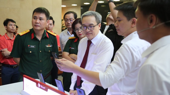 Thứ trưởng Phan Tâm thăm một gian trưng bày tại sự kiện Sơ kết 6 tháng đầu năm của bộ TT&TT ngày 6/7