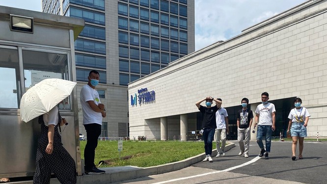 Nhân viên của ByteDance di chuyển trước trụ sở làm việc tại Bắc Kinh. Công ty sở hữu TikTok đang bị cuốn vào cuộc chiến công nghệ Mỹ - Trung (ảnh AP)