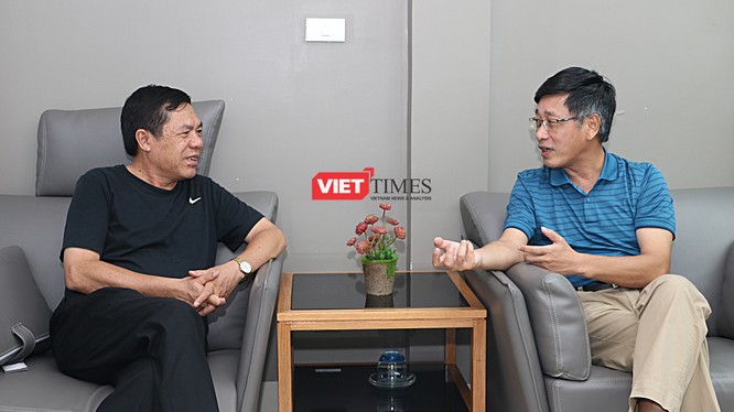 TS Đỗ Lê Chi (phải) trong một cuộc phỏng vấn với nhà báo Lê Thọ Bình