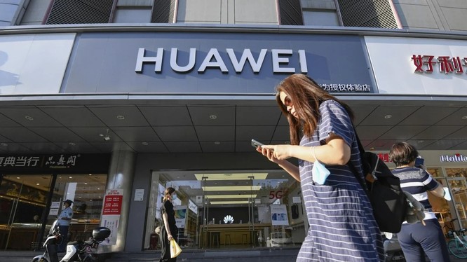 Hệ điều hành Harmony độc quyền của Huawei sẽ có trong tất cả các điện thoại thông minh của công ty từ năm sau. Hệ điều hành này cũng có thể được sử dụng trong loa thông minh, thiết bị đeo và hệ thống trên xe (ảnh: Kyodo)