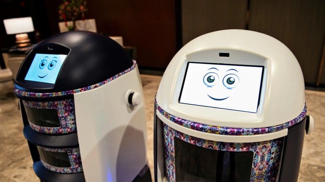 Robot phục vụ phòng tại một khách sạn ở Singapore - quốc gia dẫn đầu Đông Nam Á về ứng dụng AI. Khách sạn là lĩnh vực then chốt của công nghệ này (ảnh: Reuters)
