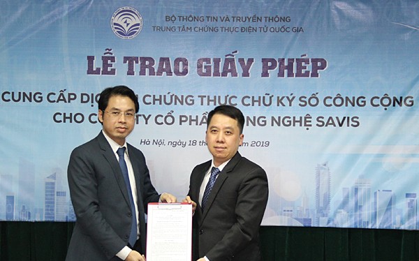 ông Lã Hoàng Trung – Giám đốc Trung tâm chứng thực điện tử Quốc gia (bên phải) trao giấy phép Cung cấp dịch vụ Chứng thực chữ ký số công cộng cho Công ty Cổ phần Công nghệ SAVIS