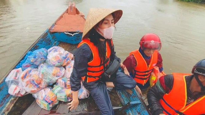 Ca sĩ Thuỷ Tiên đi thuyền trao tiền và hàng cứu trợ cho đồng bào lũ lụt tại các tỉnh miền Trung