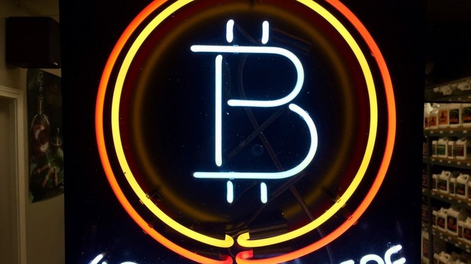 Một bảng hiệu tại một cửa hàng ở Hillsboro, Oregon cho thấy Bitcoin được chấp nhận thanh toán tại đó (ảnh: AP)