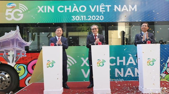 Thứ trưởng Bộ TT&TT Phan Tâm, Thiếu tướng Lê Đăng Dũng và Giám đốc Sở TT&TT Hà Nội Nguyễn Thanh Liêm khai trương mạng 5G tại Hà Nội (ảnh: báo Thanh Niên)