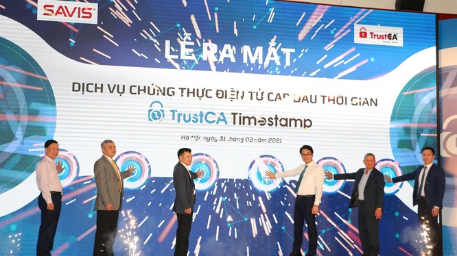 Các quan chức của Bộ Y tế, Chủ tịch Hội truyền thông số Việt Nam, Chủ tịch Hiệp hội An toàn thông tin và đại diện công ty SAVIS bấm nút khai trương dịch vụ TrustCA Timestamp