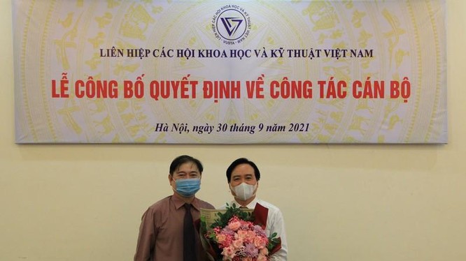 Ông Phùng Xuân Nhạ nhận hoa chúc mừng từ Chủ tịch VUSTA Phan Xuân Dũng (ảnh VUSTA)