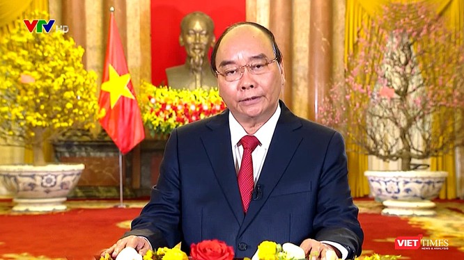 Chủ tịch nước Nguyễn Xuân Phúc gửi lời chúc Tết Nhâm Dần 2022 từ Phủ Chủ tịch (Hà Nội).