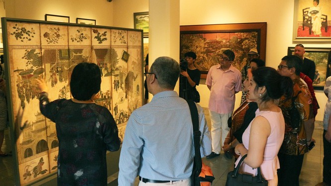 Các quan khách nghe giới thiệu các tác phẩm tại Bảo tàng Mỹ thuật Việt Nam 