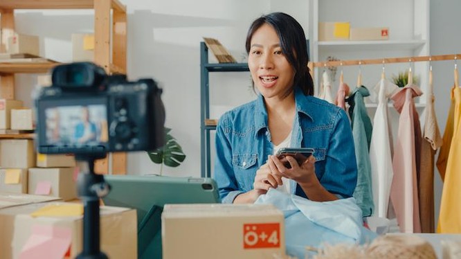 Những người livestream Trung Quốc sẽ phải tuân thủ thêm nhiều yêu cầu mới (ảnh Inside Retail Asia)