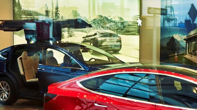 Những chiếc xe điện của Tesla tại một cửa hàng ở Brooklyn (ảnh: New York Times)