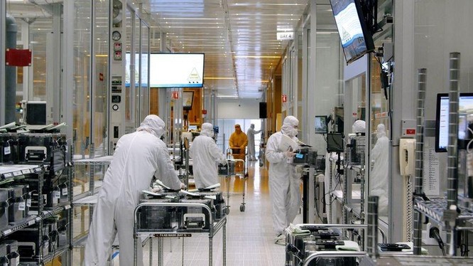 Công nhân tại nhà máy sản xuất chip của công ty SkyWater Technology ở Bloomington, Minnesota, Mỹ (ảnh: Reuters)