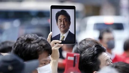 Người dân cầm ảnh tưởng niệm cố Thủ tướng Nhật Bản Abe Shinzo