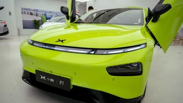 Một chiếc Xpeng P7 mới được trưng bày trong cửa hàng của Xpeng Motors tại một trung tâm mua sắm (Ảnh: Getty Images)