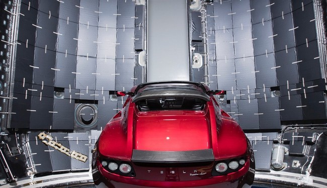Chiếc Tesla Roadster màu đỏ của Elon Musk trong khoang sợi cacbon của tên lửa Falcon Heavy (Ảnh Instagram)