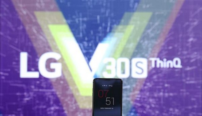 LG trình làng mẫu smartphone V30S ThinQ tại MWC 2018 (Ảnh Reuters)