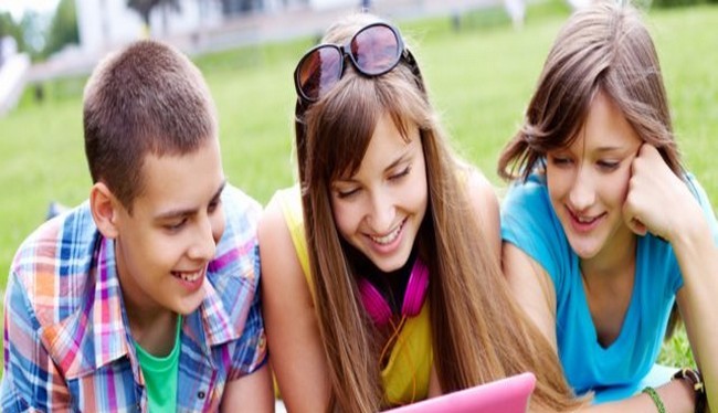 Trẻ em đang ngày càng dành nhiều thời gian trên không gian mạng (Ảnh Shutterstock)