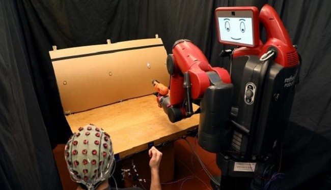 Một hệ thống do trường MIT phát triển cho phép con người điều khiển robot bằng cách sử dụng các cử chỉ và sóng não của chúng ta (Ảnh MIT CSAIL)