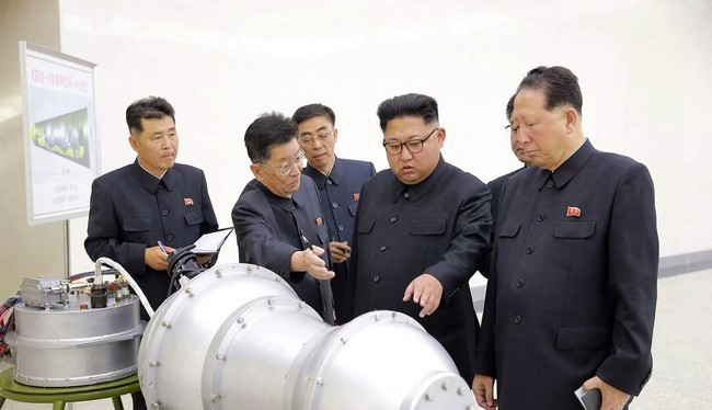 Nhà lãnh đạo Triều Tiên Kim Jong Un đứng trước một thiết bị được cho là đầu đạn hạt nhân thu nhỏ (Ảnh AP)