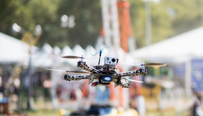 Các thiết bị Drone đang được sử dụng và phát triển ngày càng nhiều để phục vụ cho các cuộc tấn công khủng bố (Ảnh Twitter)