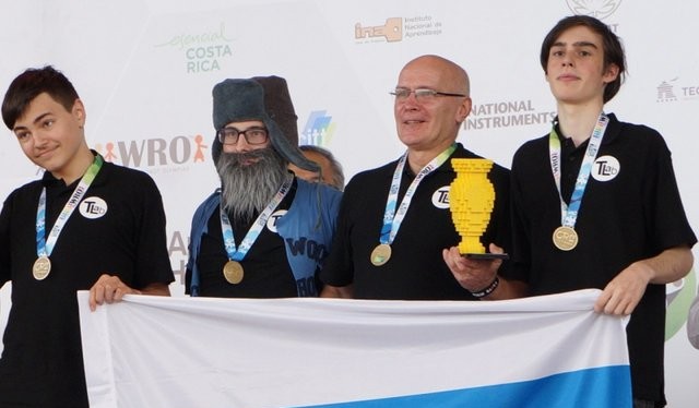 Từ trái qua phải: Maksim Mikhailov và đồng đội của cậu: Daniil Nechaev, Igor Lositsky và Gleb Zagarskikh khi nhóm này được trao huy chương vàng tại hội thi World Robot Olympiad 2017 (Ảnh Đại học ITMO)
