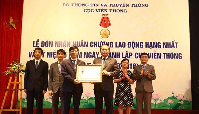 Bộ trưởng Bộ TT&TT Trương Minh Tuấn đã trao tặng Huân chương Lao động Hạng Nhất cho Cục Viễn thông- (Ảnh: mic.gov.vn).