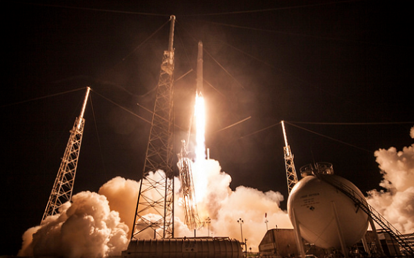 Tên lửa Falcon 9 mang theo vệ tinh JCSAT-16.